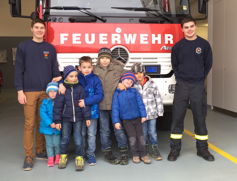 Die Jugendgruppe des OGV Bünzwangen beim Besuch der Feuerwehr Ebersbach